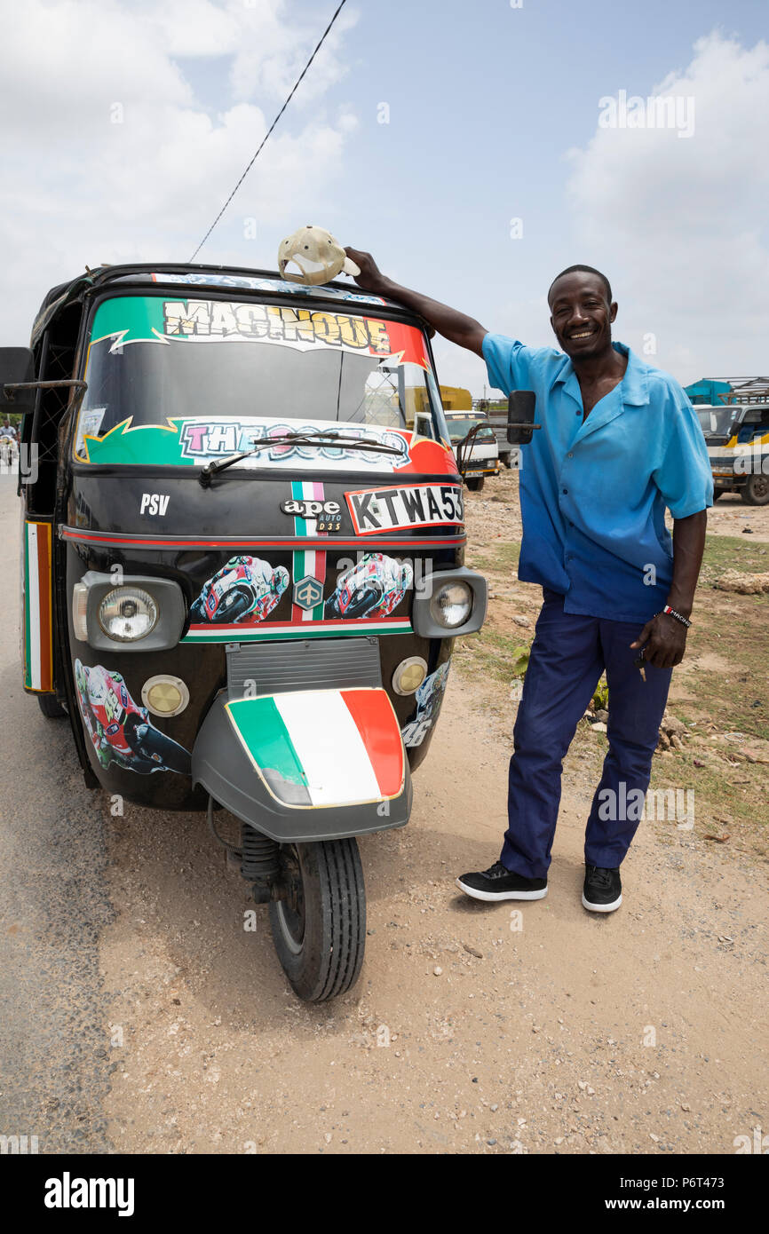 3 locali wheeler taxi driver in posa con il suo tuk tuk, watamu, vicino a Malindi in Kenya, Africa Foto Stock 3 locali wheeler taxi driver in posa con il suo tuk tuk, watamu, vicino a Malindi in Kenya, Africa Foto Stock