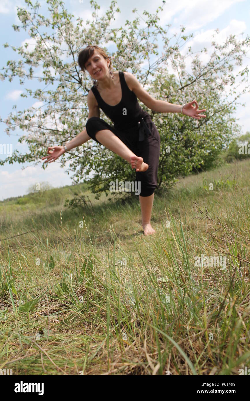 Bella flessibile donna attiva fatta yoga classe sulla natura Foto Stock