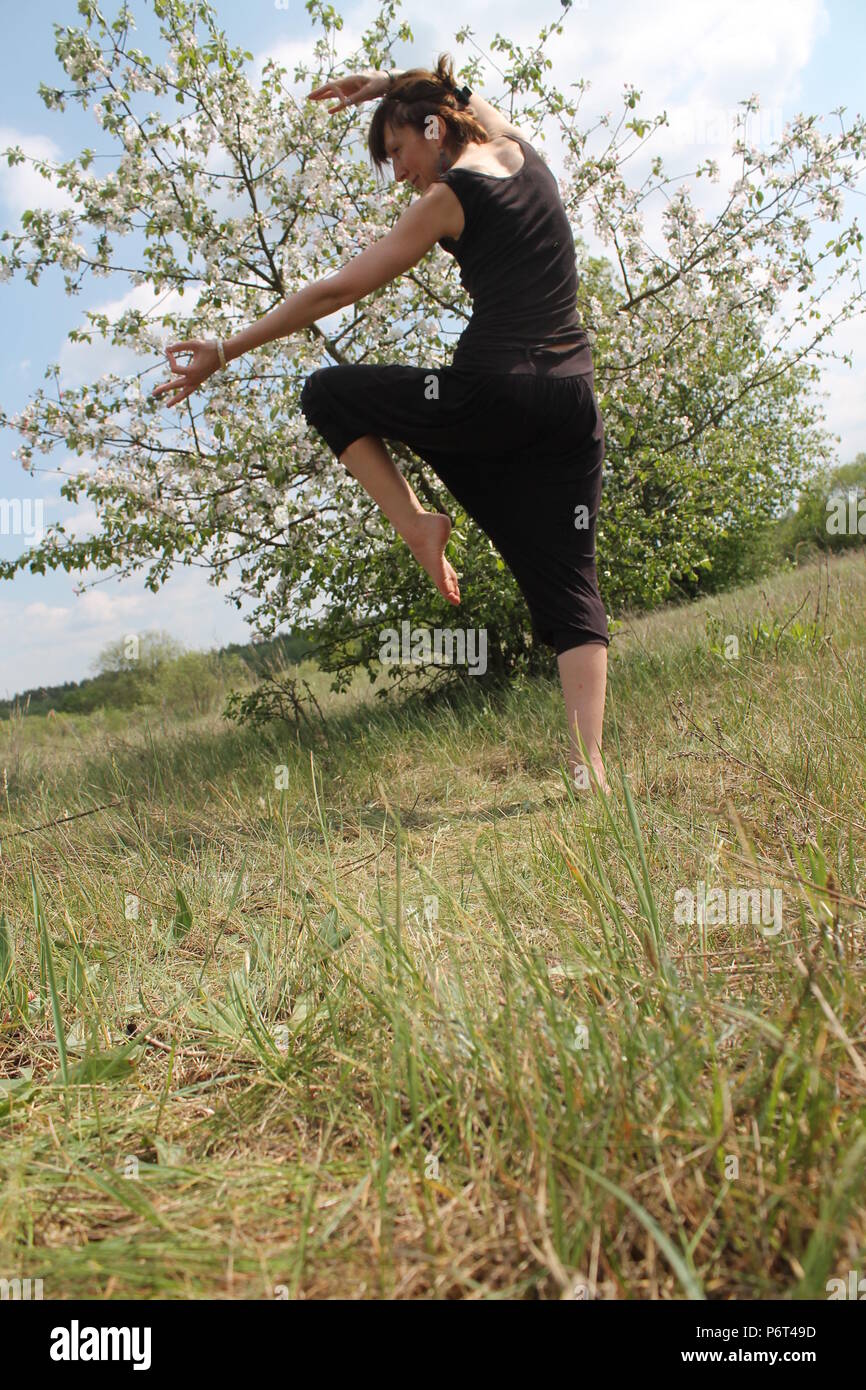 Bella flessibile donna attiva fatta yoga classe sulla natura Foto Stock