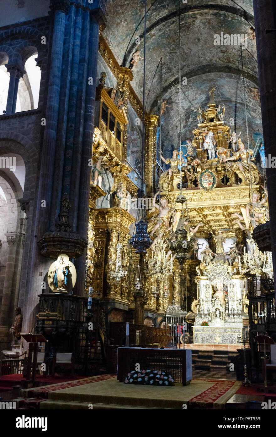 Santiago de Compostela, Spagna - 14 Maggio 2016: cattedrale chiesa all'interno della plafoniera di vista. Edificio in 12-18th-secolo. Foto Stock