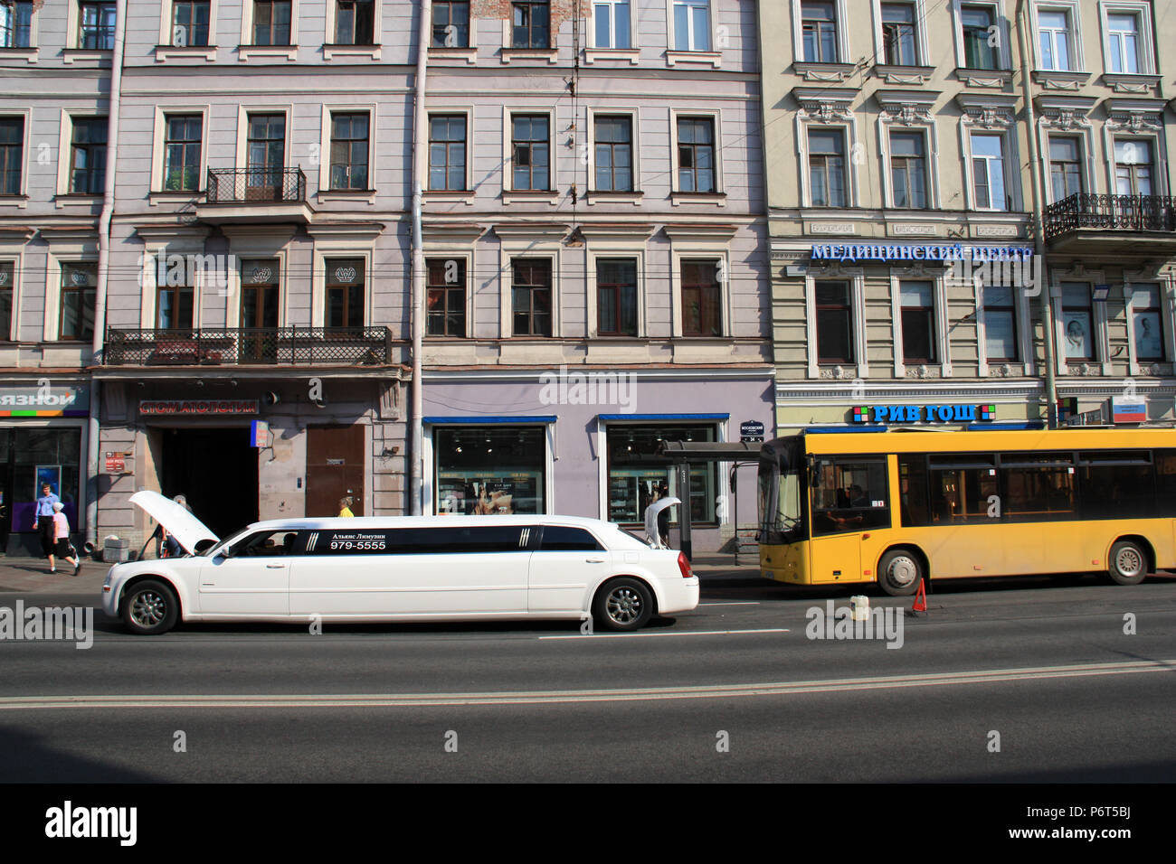 Un bianco stretch limousine con - a causa di un imbarazzante break-down -tronco aperto e cruscotto per le strade di San Pietroburgo, Russia Foto Stock