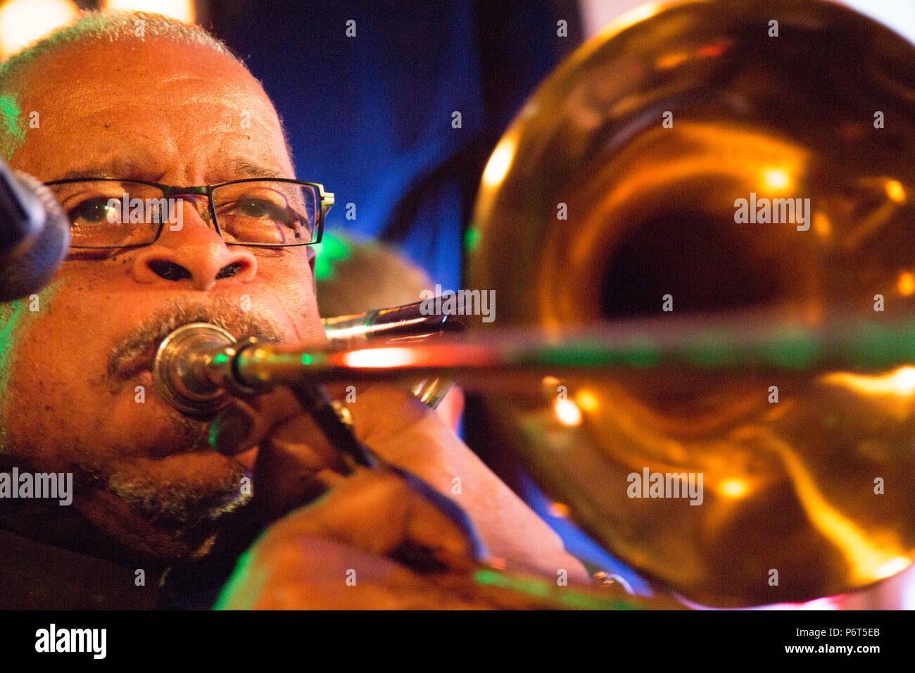 Londra REGNO UNITO 22 aprile 2018 trombonista Fred Wesley al CLF cafe in Peckham, Londra del sud. Foto Stock