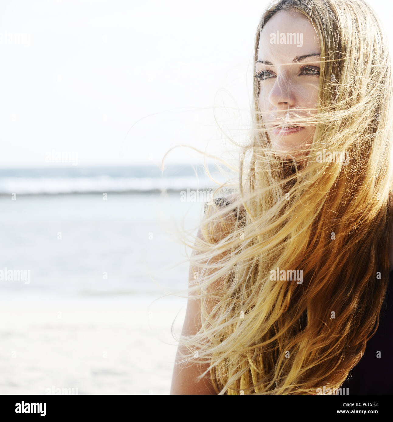 Ritratto di un bel giovane donna con capelli lunghi biondi battenti nel vento Foto Stock