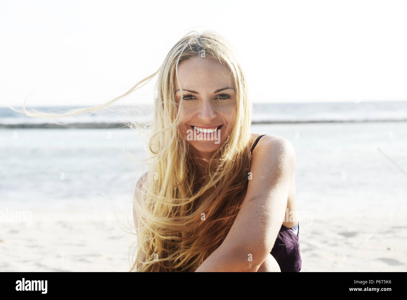 Ritratto di un bel giovane donna con capelli lunghi biondi battenti nel vento Foto Stock