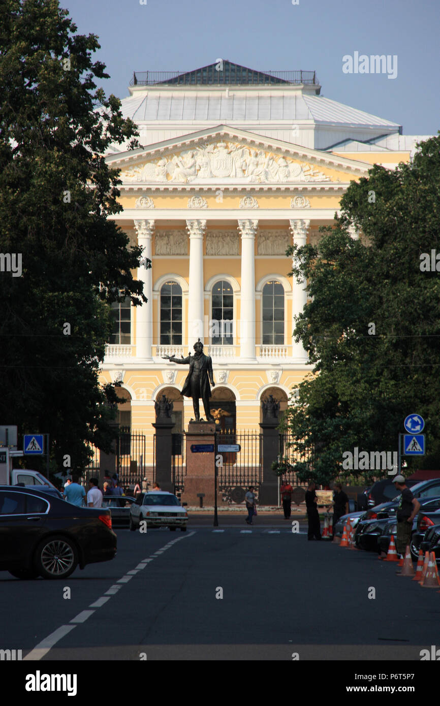 Monumento a Alexander Pushkin di fronte al Museo Russo all'interno del Palazzo Mikhailovsky a San Pietroburgo, Russia Foto Stock