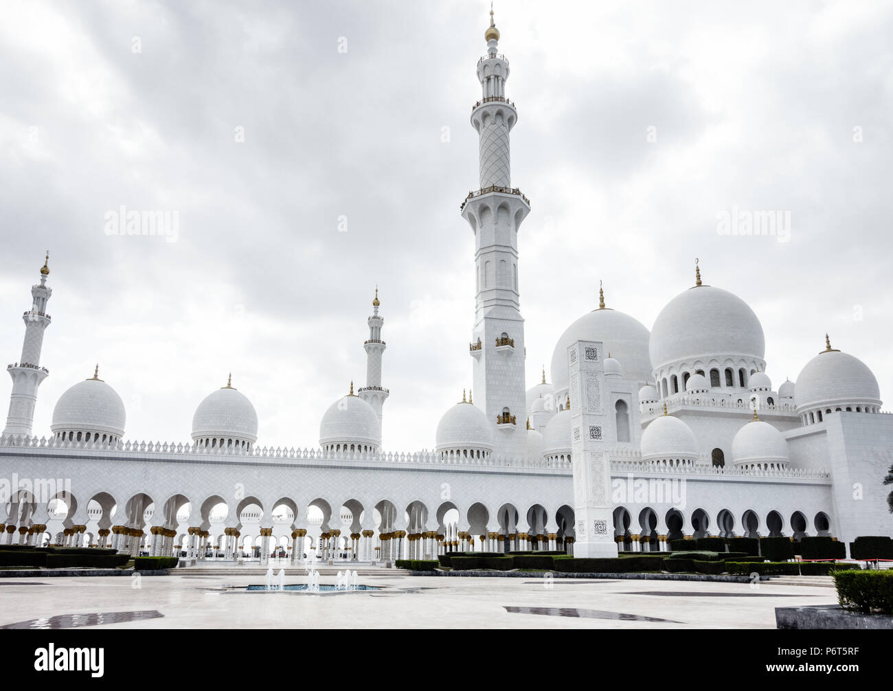 Vista esterna dello Sceicco Zayed Grande Moschea di Abu Dhabi, Emirati arabi uniti Foto Stock
