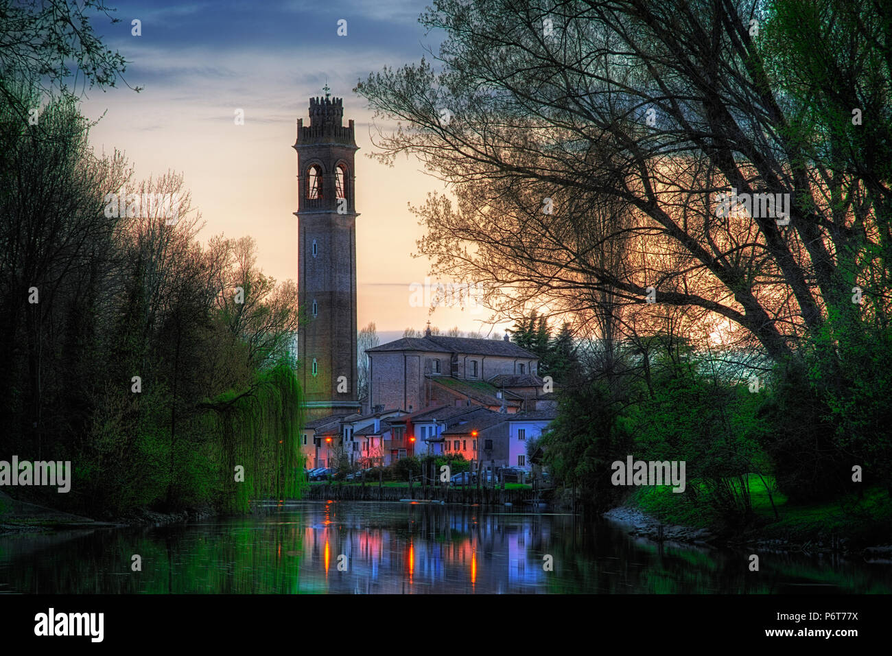 La città di Casale sul Sile (Italia settentrionale) shoot presa al tramonto dal fiume Sile Foto Stock