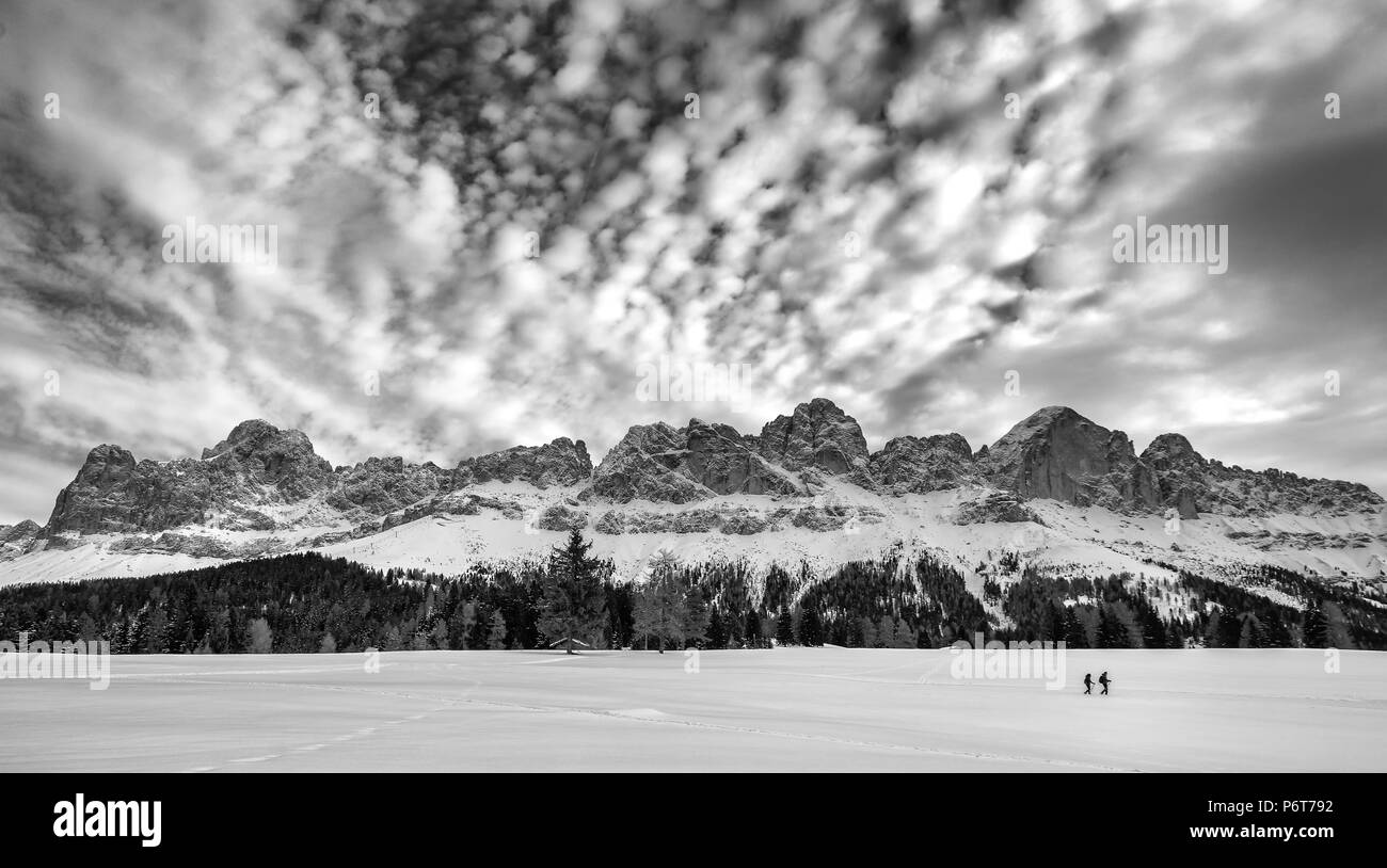 Paesaggio Innevato del gruppo del Catinaccio (Dolomiti italiane) in inverno Foto Stock