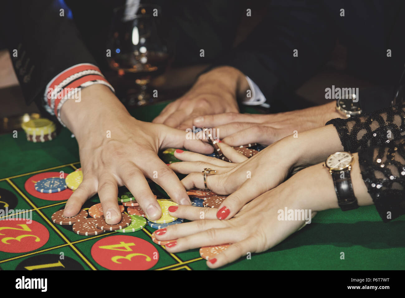 Close-up di mani umane e casino chips. Concetti di vita di lusso, la ricchezza, il denaro e l'industria del gioco d'azzardo Foto Stock