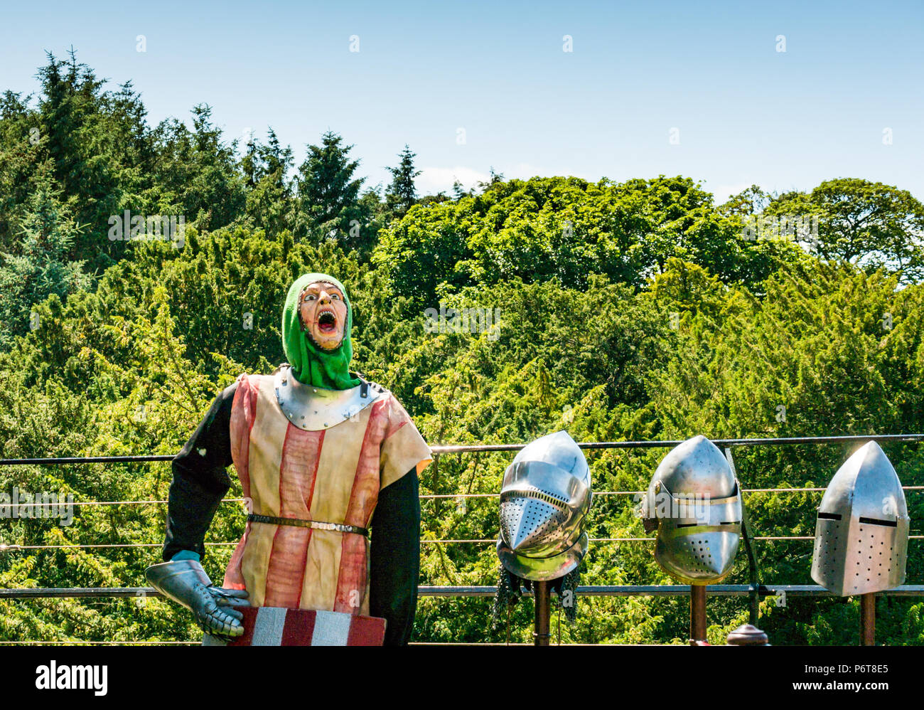 Il cavaliere del dummy e caschi medievale in dimostrazione da Historic Scotland medievale di armature e armi, Dirleton Castle, East Lothian, Scozia, Regno Unito Foto Stock