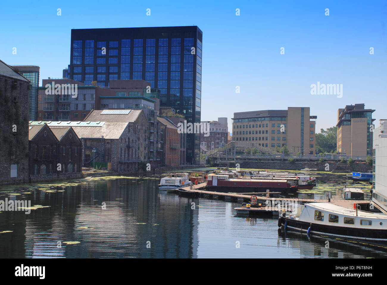 Grand Canal Dock in Dublin Docklands con case galleggianti ormeggiate e l'ufficio di Google in background. Foto Stock