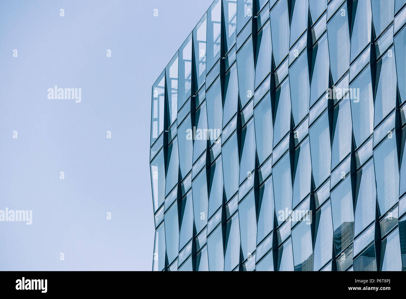 Berlino, Germania, 13 Maggio 2018: Close-Up dell ufficio moderno con facciata in vetro Foto Stock