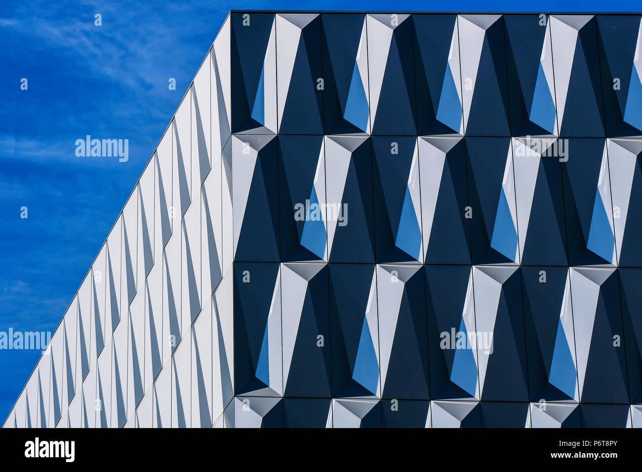 Berlino, Germania, 14 Maggio 2018: Close-Up della moderna facciata di un magazzino Foto Stock