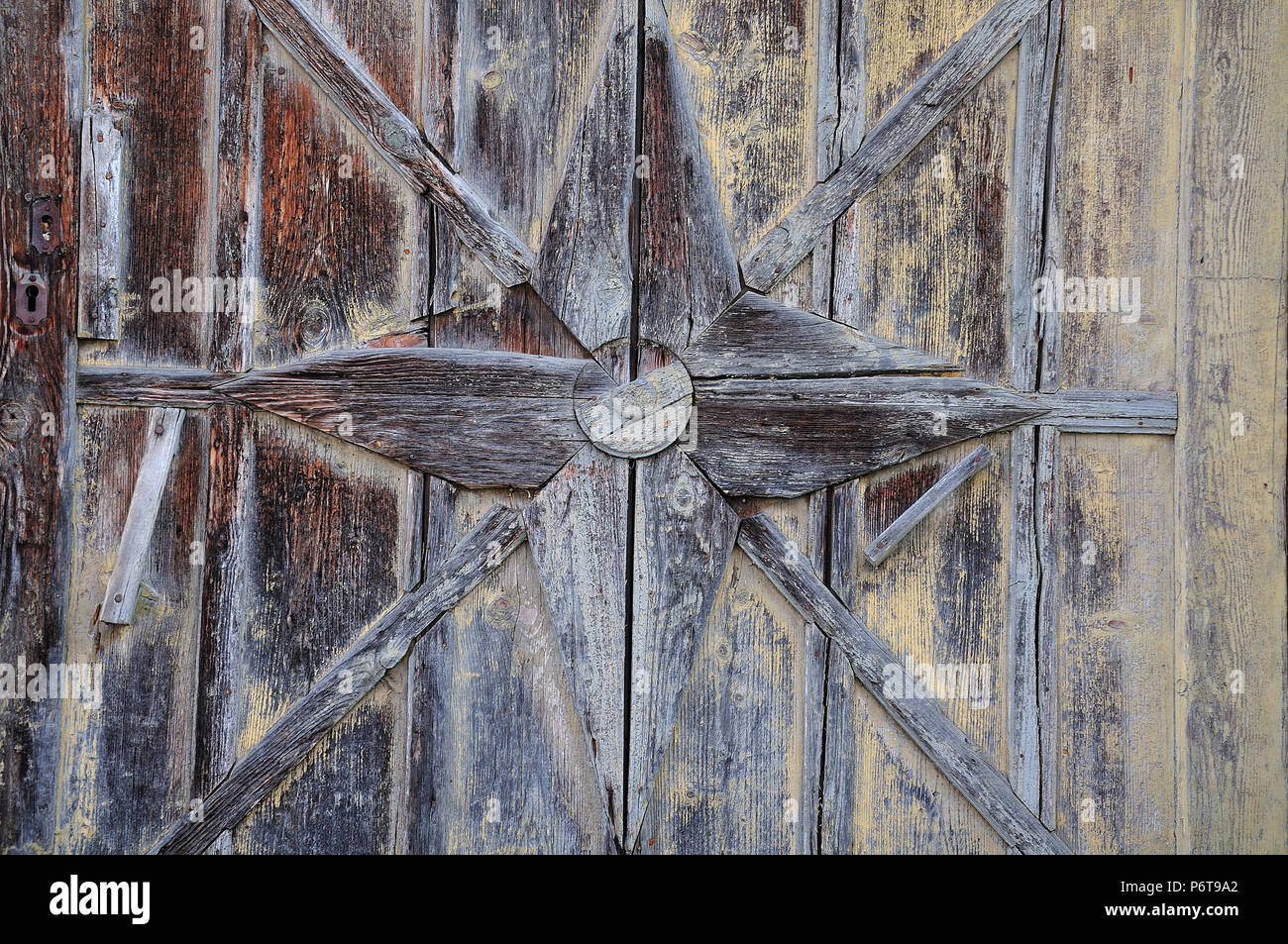 Modello tradizionale su weathered porta di legno al vecchio casale tedesco Foto Stock