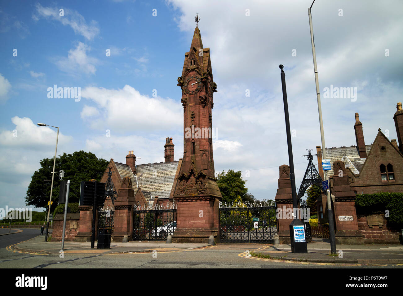 Anfield cimitero con ingresso di clock tower e due logge England Regno Unito Foto Stock