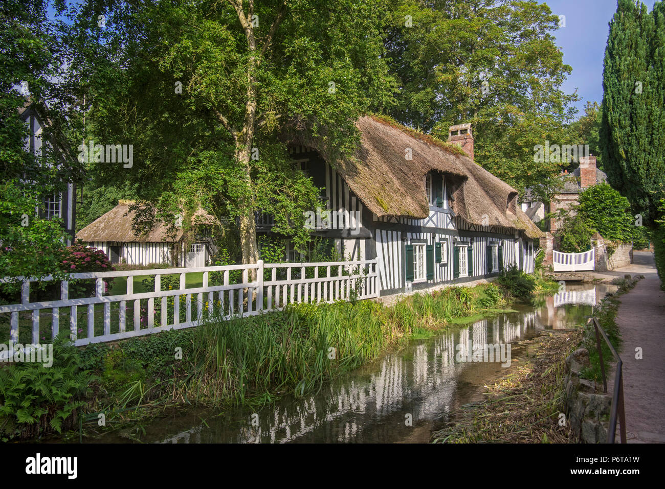 Legno a casa con tetto di paglia lungo il fiume Veules, Francia il più corto fiume di Veules-les-Roses, Seine-Maritime, Côte d'Albâtre, Normandia Foto Stock