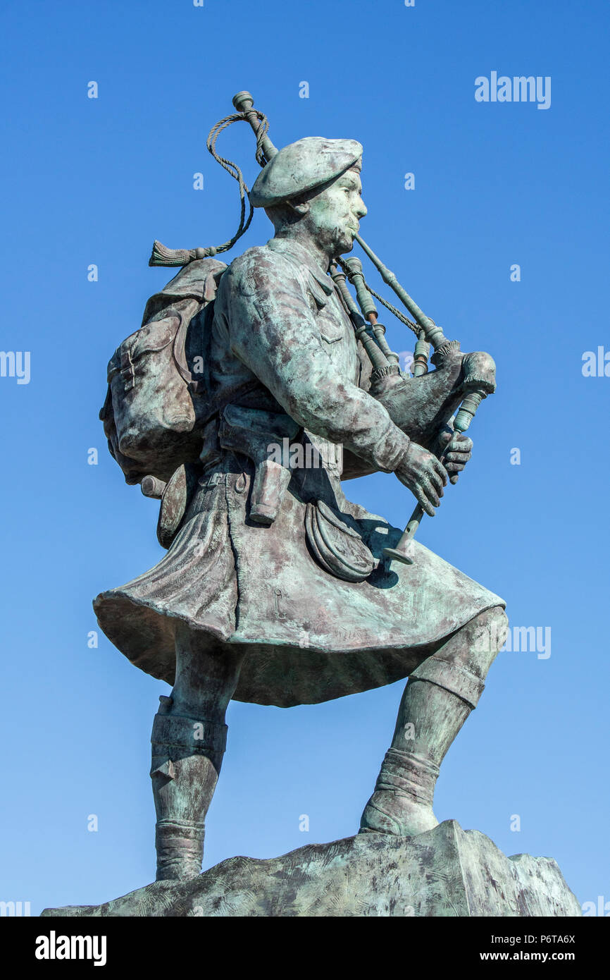 Statua di Bill Millin, personal piper di Lord Lovat Fraser la cui commandos sbarcati sulla spiaggia di spada sul D-Day, Colleville-Montgomery, Normandia, Francia Foto Stock