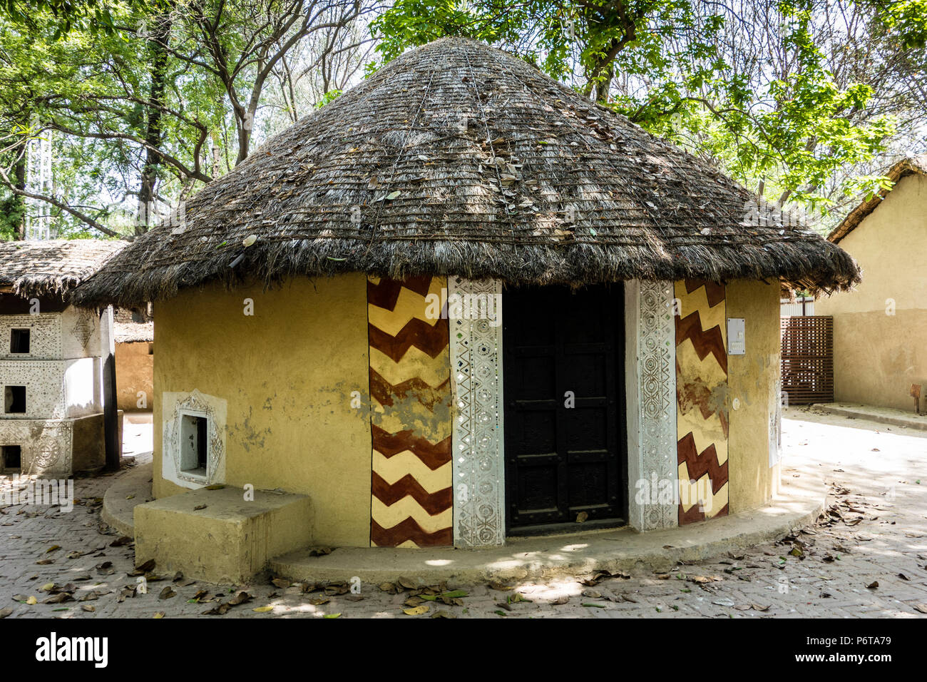 Esposizione di una circolare Banni capanna con il tetto di paglia con erbacce locale e la forma protegge dai venti del deserto, Nazionale Artigianato Museum di New Delhi, Delhi, India Foto Stock