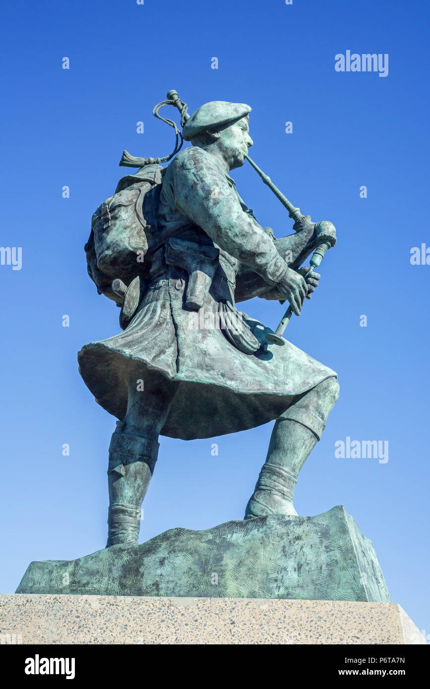 Statua di Bill Millin, personal piper di Lord Lovat Fraser la cui commandos sbarcati sulla spiaggia di spada sul D-Day, Colleville-Montgomery, Normandia, Francia Foto Stock