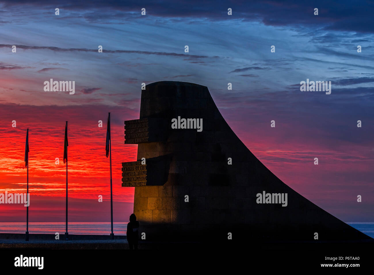 Seconda guerra mondiale due Omaha Beach Monument a Saint-Laurent-sur-Mer al tramonto, Bassa Normandia, Francia Foto Stock