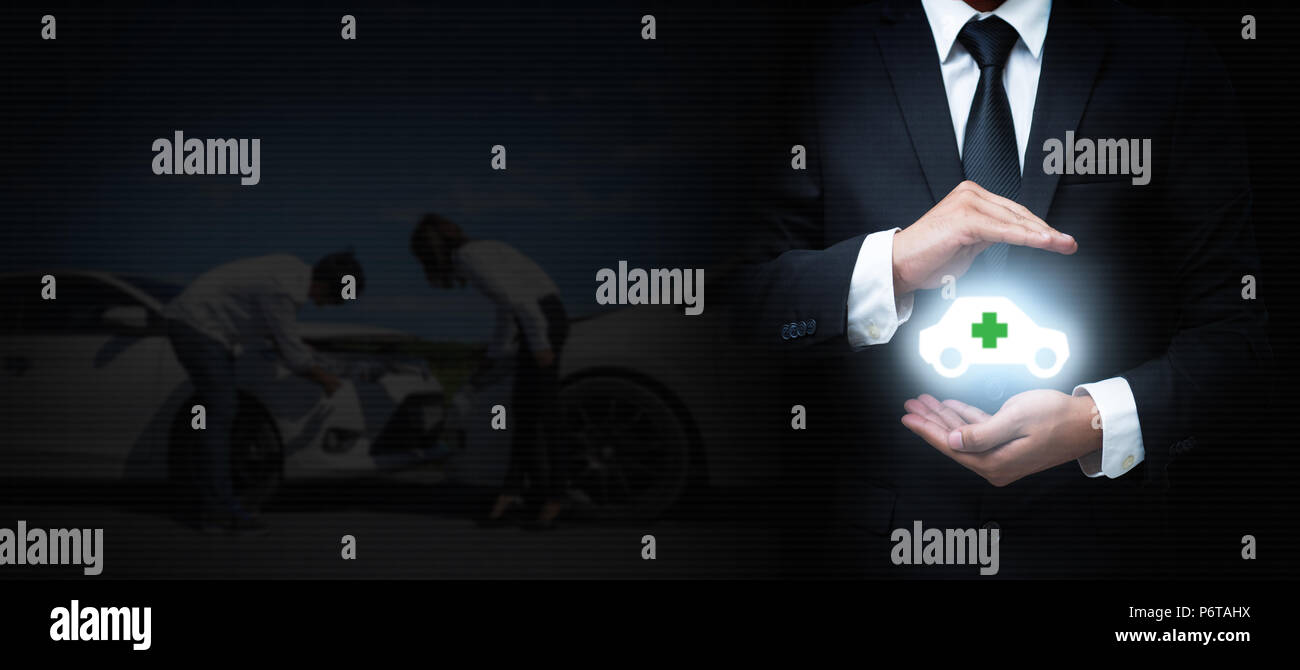 Auto (automobile) assicurazione e la rinuncia a danni da collisione concetti. Assicuratore (agente di assicurazione) con gesto protettivo e l'icona di un'auto. Concetto di insur Foto Stock