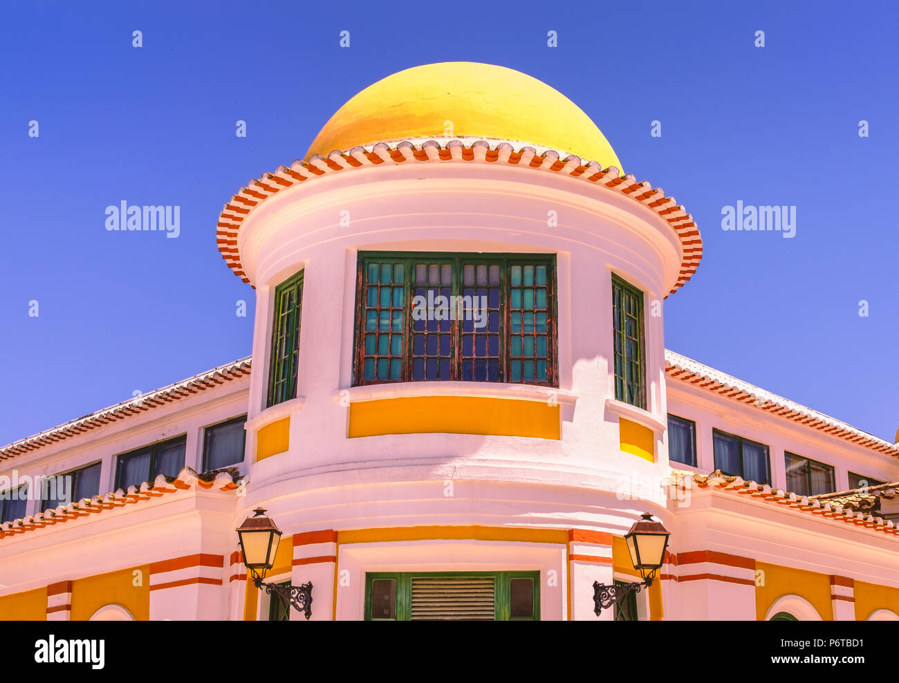 Edificio bianco di stile tradizionale con influenza moresca. Un giallo arancione cupola e legno verde finestre incorniciate in Vila Real de Santo Antonio, Algarve, Po Foto Stock