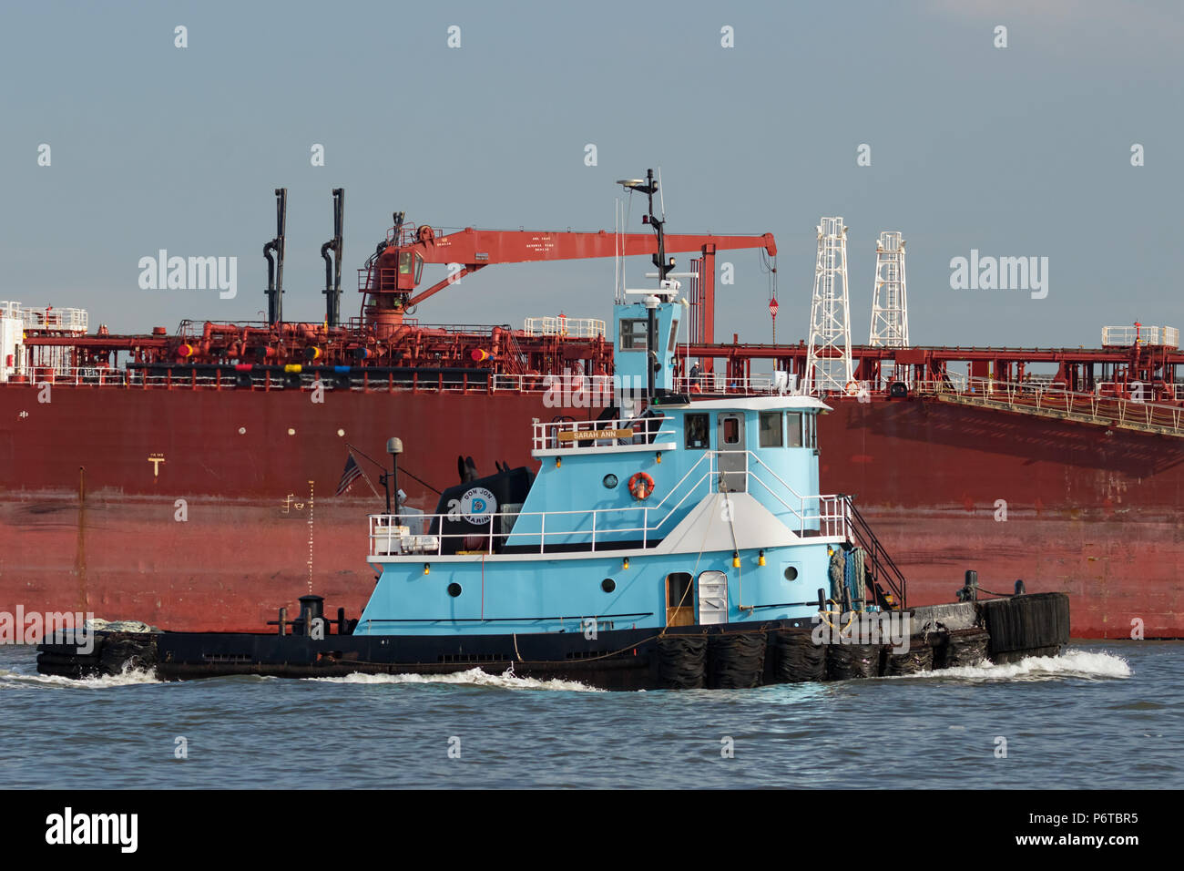 DonJon Marine Sarah Ann in direzione est lungo il Kill Van Kull, il porto di New York regione. Foto Stock