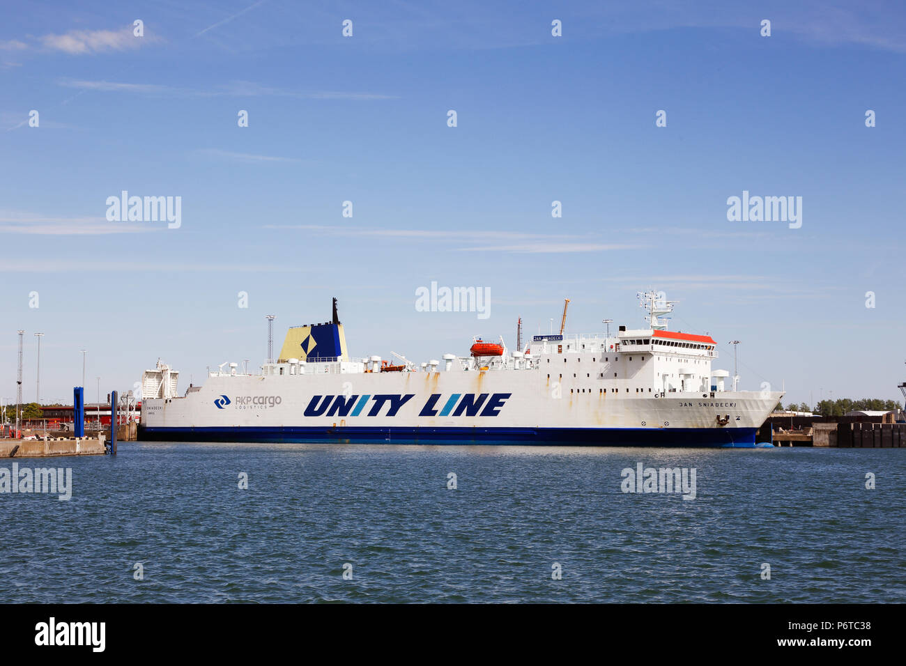 Ystad, Svezia - 26 Giugno: navi roll on-roll off MS Jan Sniadecki azionato dalla linea di unità a Ystad ferry terminal in attesa di partenza per Swinoujscie in Polonia. Foto Stock