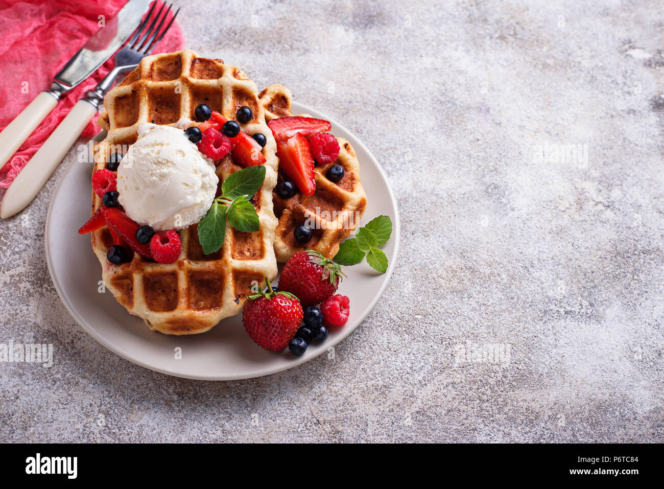 Cialde belghe con frutti di bosco e gelato Foto Stock