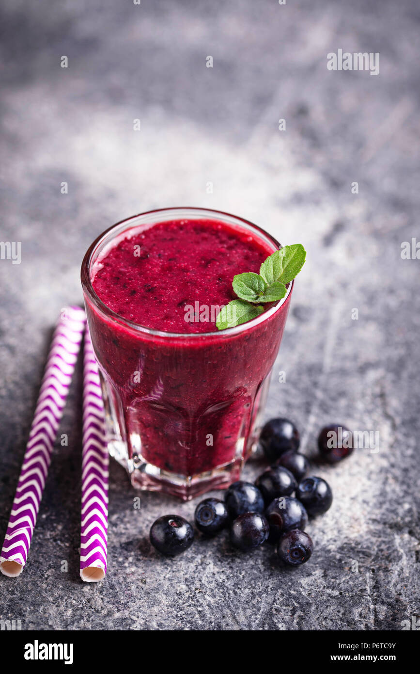 Dolce sano frullato mirtillo cocktail Foto Stock