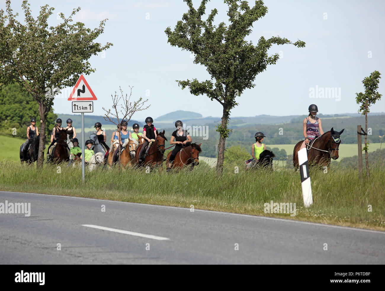 Oberoderwitz, donne e giovani ragazze a cavallo accanto a una strada di campagna Foto Stock