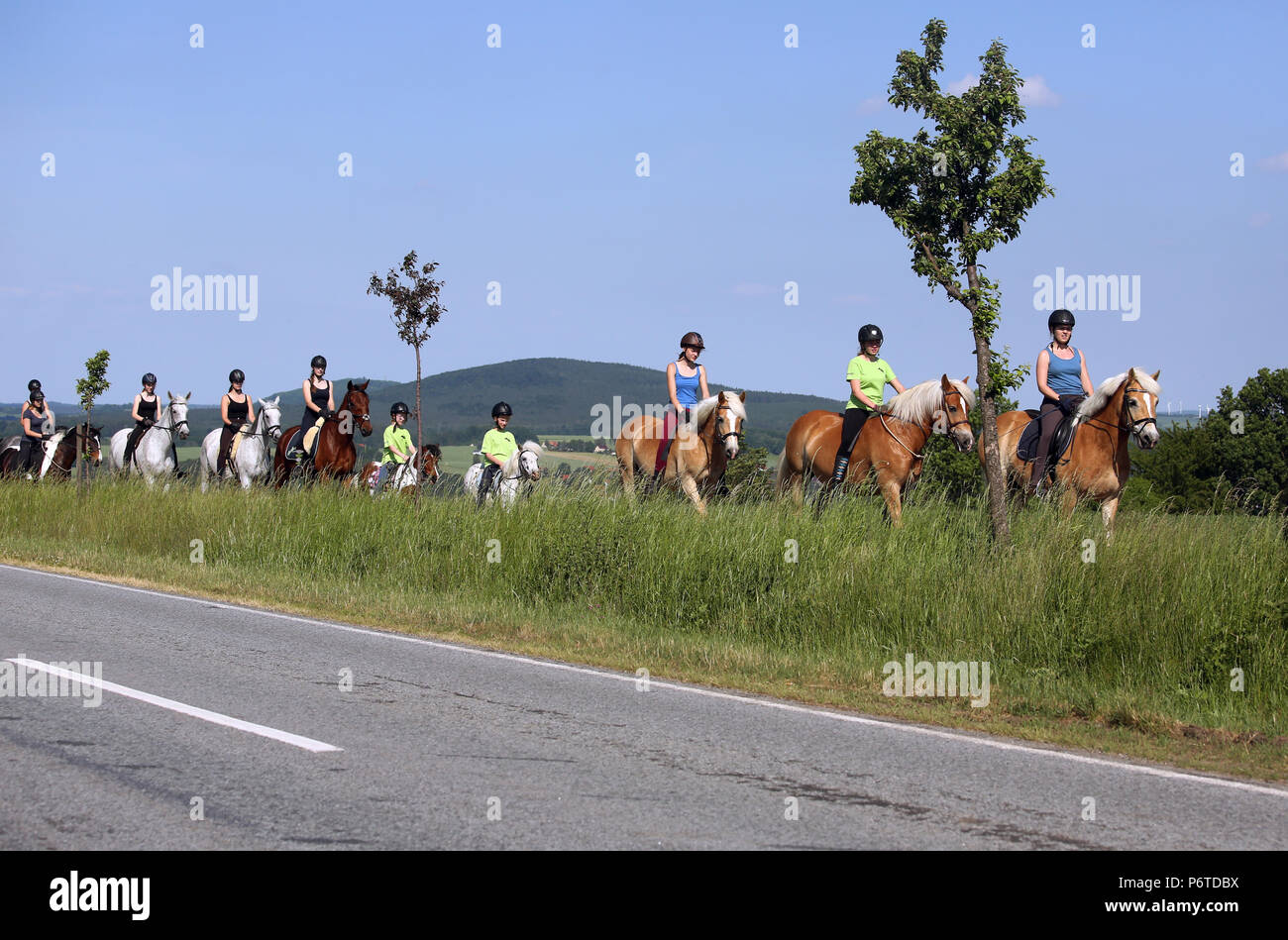 Oberoderwitz, donne e giovani ragazze a cavallo accanto a una strada di campagna Foto Stock