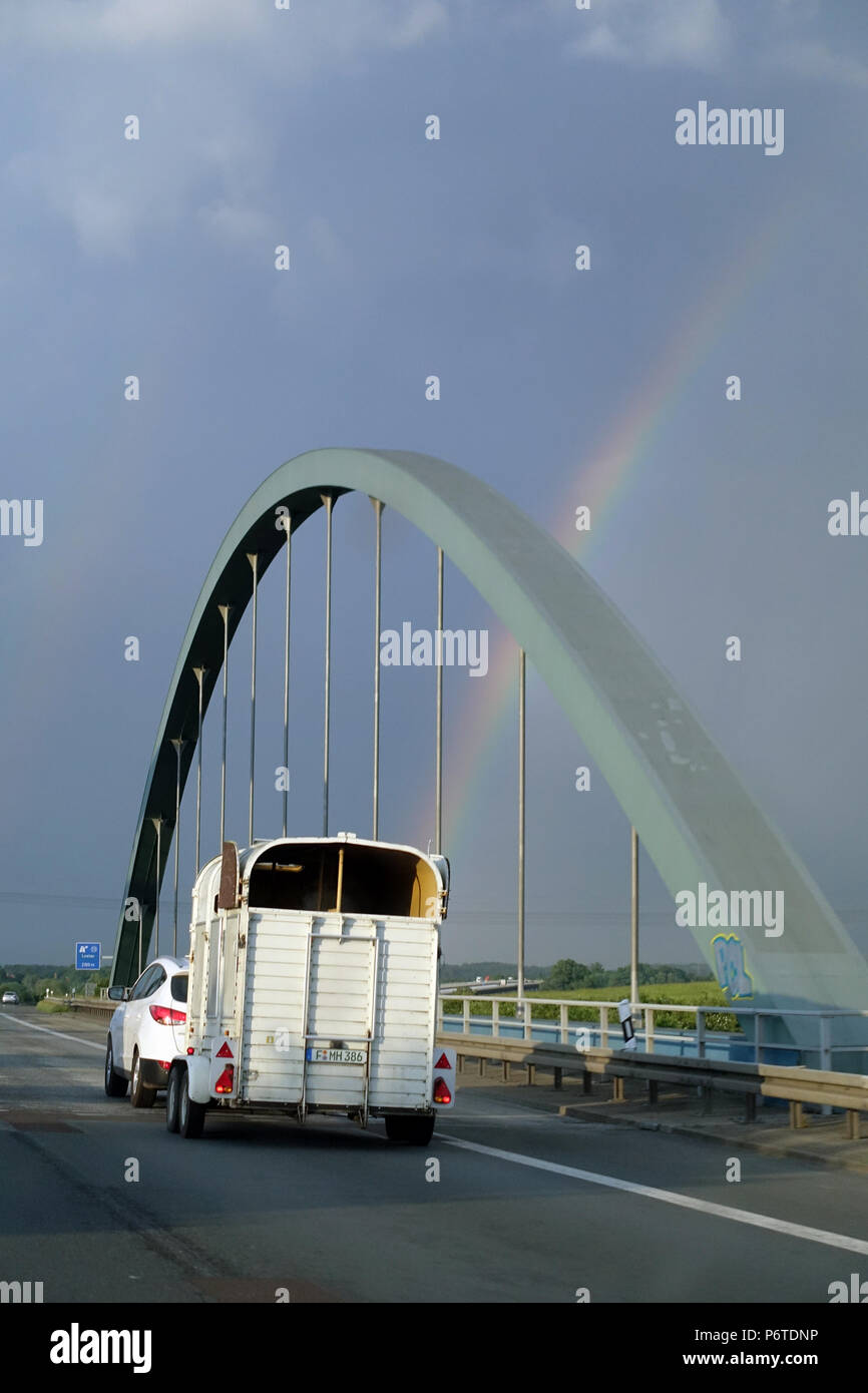Magdeburg, Germania, auto vuote con rimorchio a cavallo sulla A2 Foto Stock