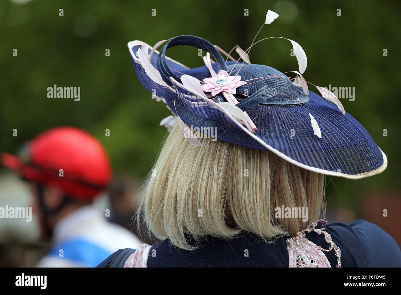 A Dresda, donna con cappello a cavallo di razza Foto Stock