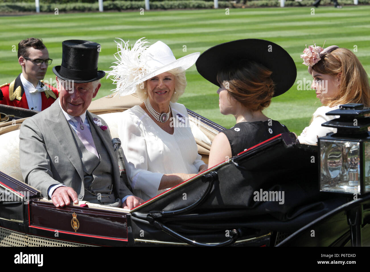 Royal Ascot, corteo reale. Il principe Carlo e la duchessa di Cornovaglia, Camilla Mountbatten-Windsor arrivando all'ippodromo Foto Stock