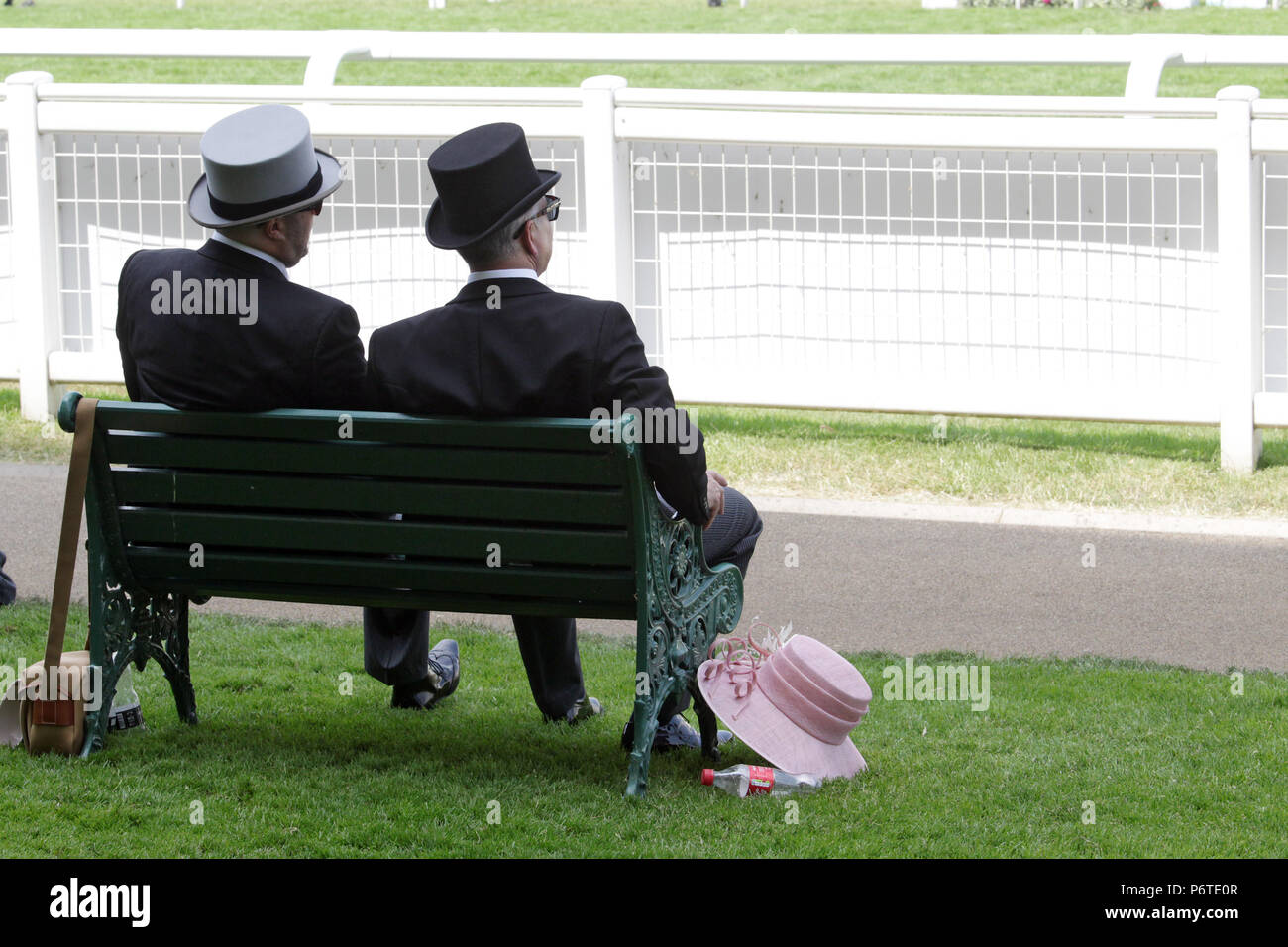 Royal Ascot, uomini con cappelli superiore in attesa per le gare Foto Stock