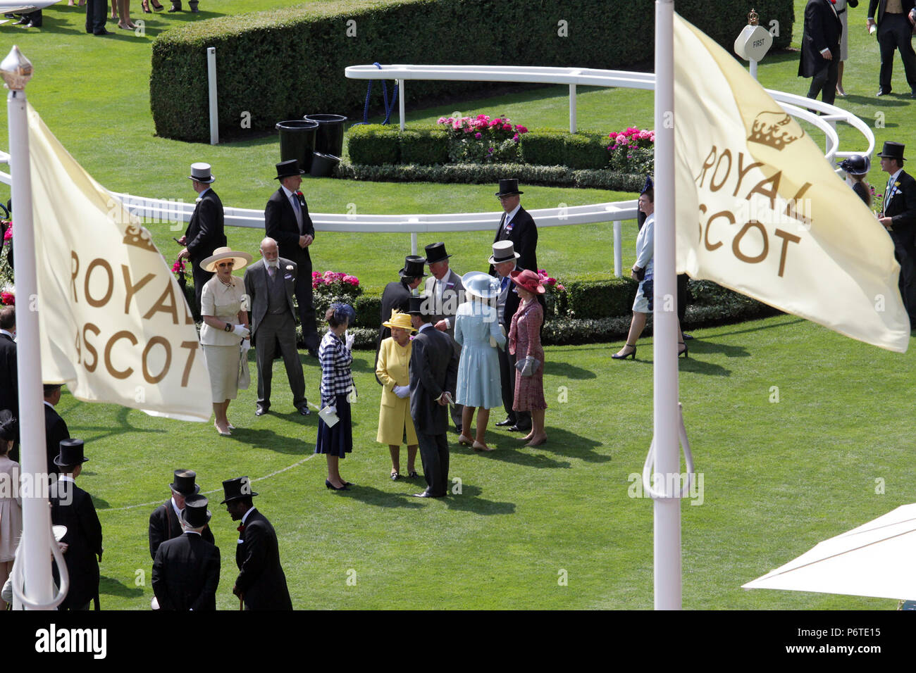 Royal Ascot, Queen Elizabeth la seconda (giallo) all'interno della anello di parata Foto Stock