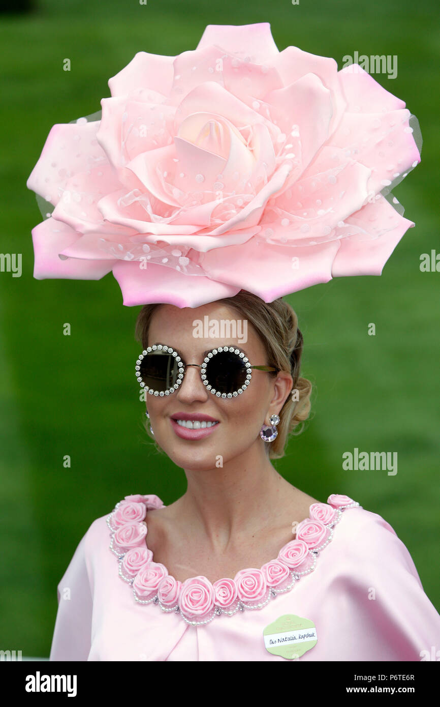 Royal Ascot, moda, il Signore giorno, attrice Natalia Kapchuk all'ippodromo Foto Stock