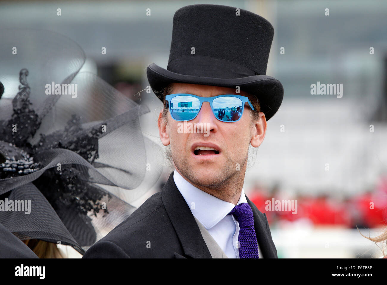 Royal Ascot, Moda Uomo con parte superiore ha e occhiali da sole all'ippodromo Foto Stock