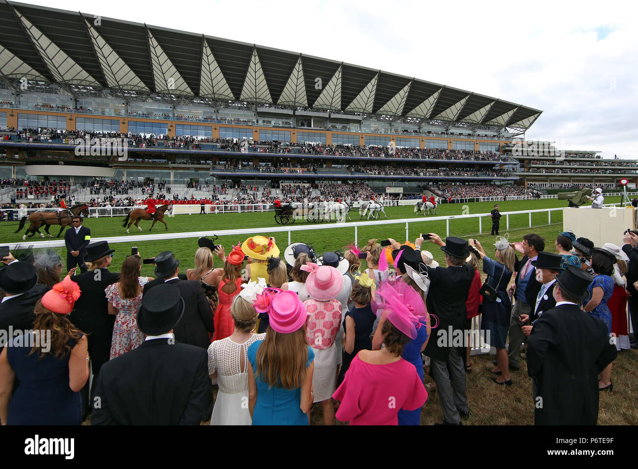 Royal Ascot, corteo reale. Queen Elizabeth la seconda arrivando all'ippodromo Foto Stock