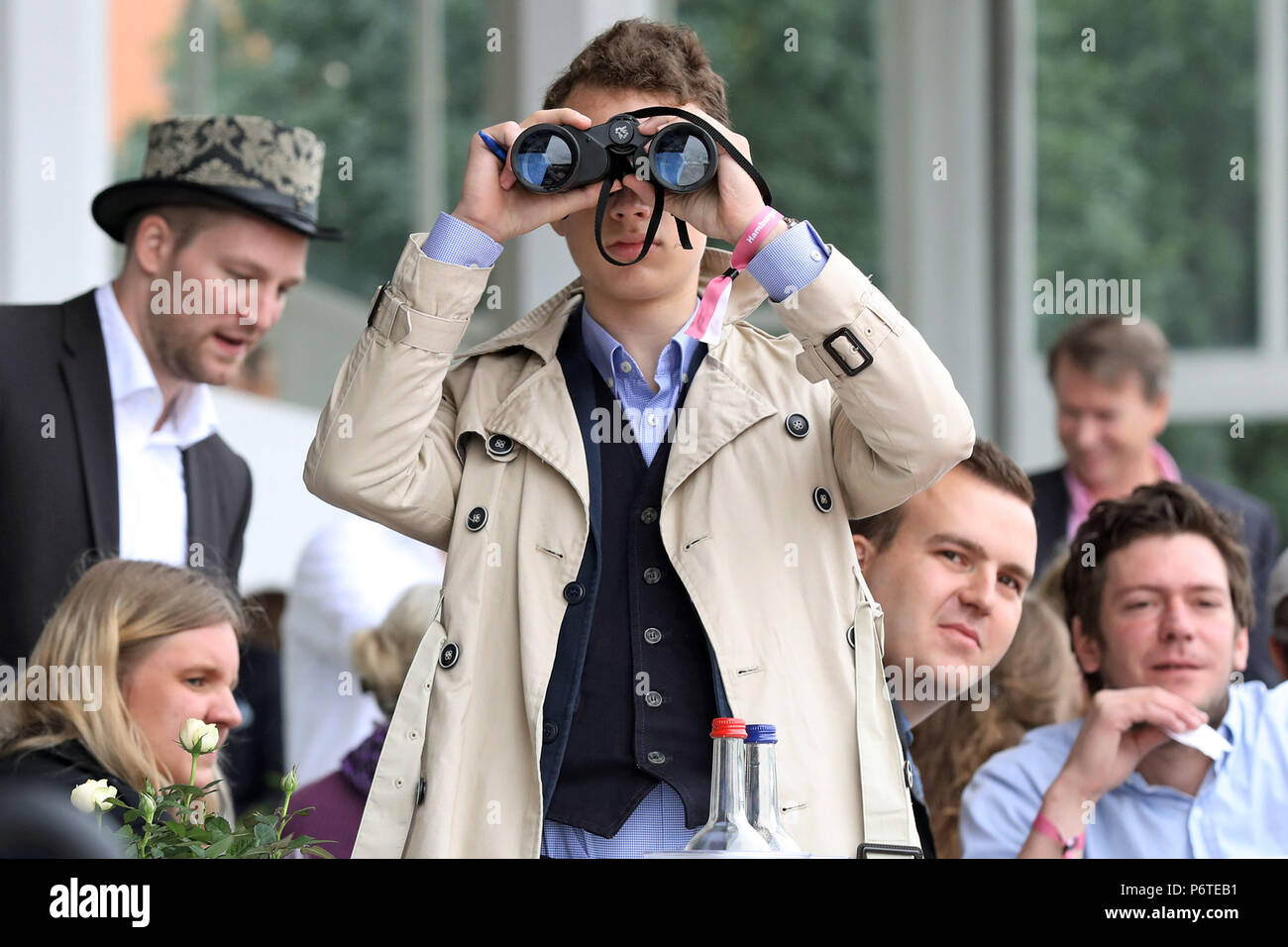Amburgo, ragazzo guarda attraverso il suo binocolo Foto Stock