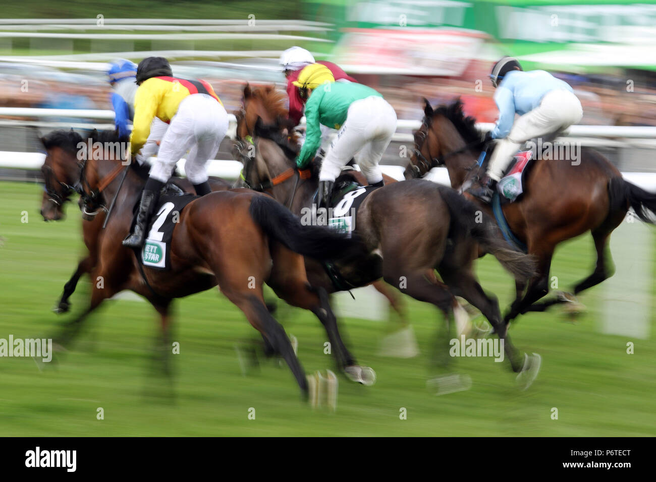 Amburgo, cavalli e fantini in gara Foto Stock