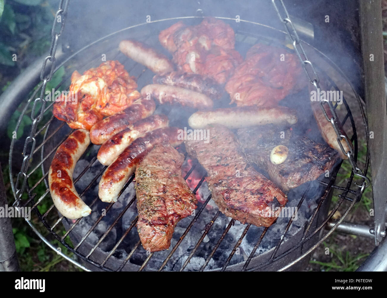 Amburgo, la carne e le salsicce sono cotte alla griglia Foto Stock