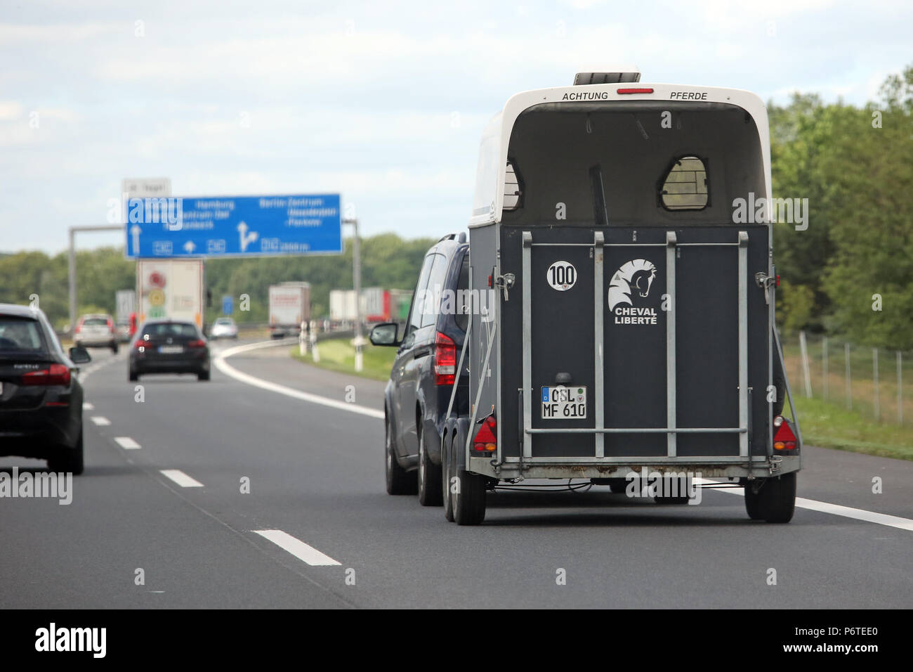 Berlino, auto con cavallo vuoto rimorchio in autostrada Foto Stock