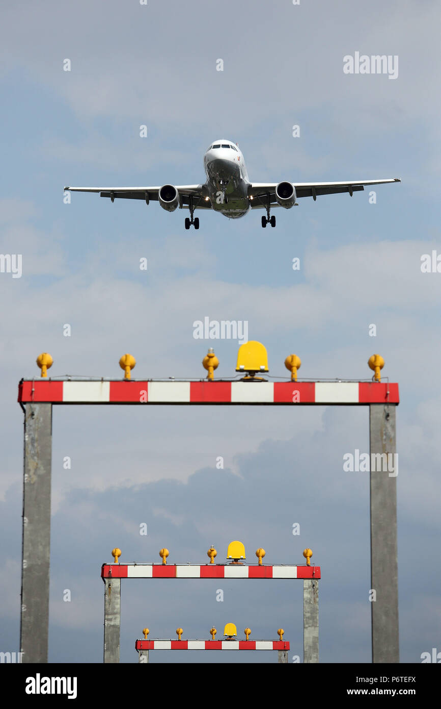 Langenhagen, Germania, impianto di illuminazione per il supporto di approccio di fronte all'aeroporto Hannover-Langenhagen Foto Stock