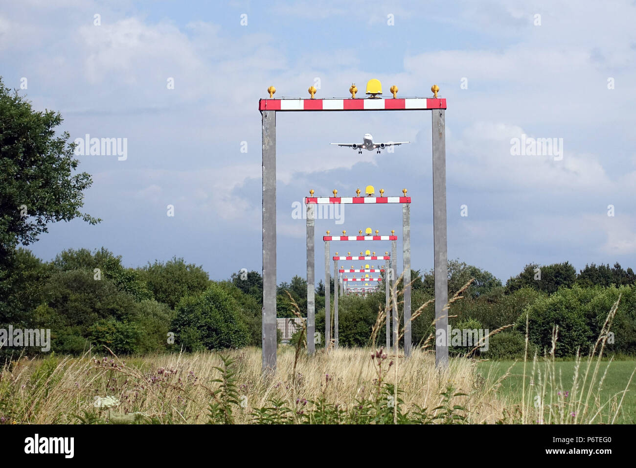 Langenhagen, Germania, impianto di illuminazione per il supporto di approccio di fronte all'aeroporto Hannover-Langenhagen Foto Stock