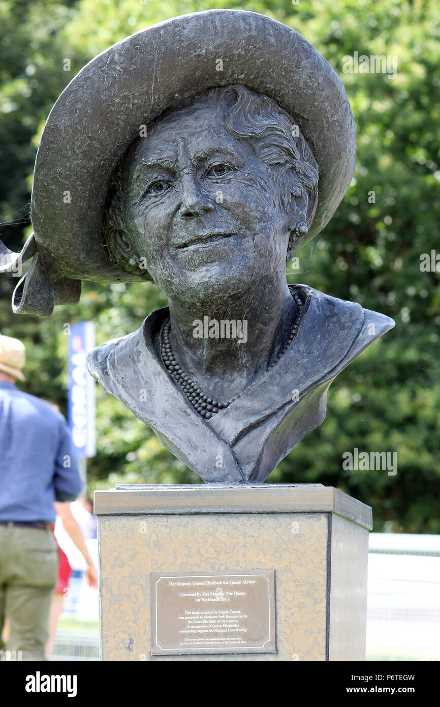 Sandown, statua della regina mamma Foto Stock