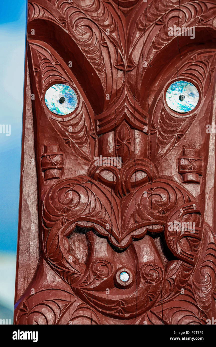 Maori scultura in legno nel parco pubblico sulla strada principale di Marton, Nuova Zelanda Foto Stock