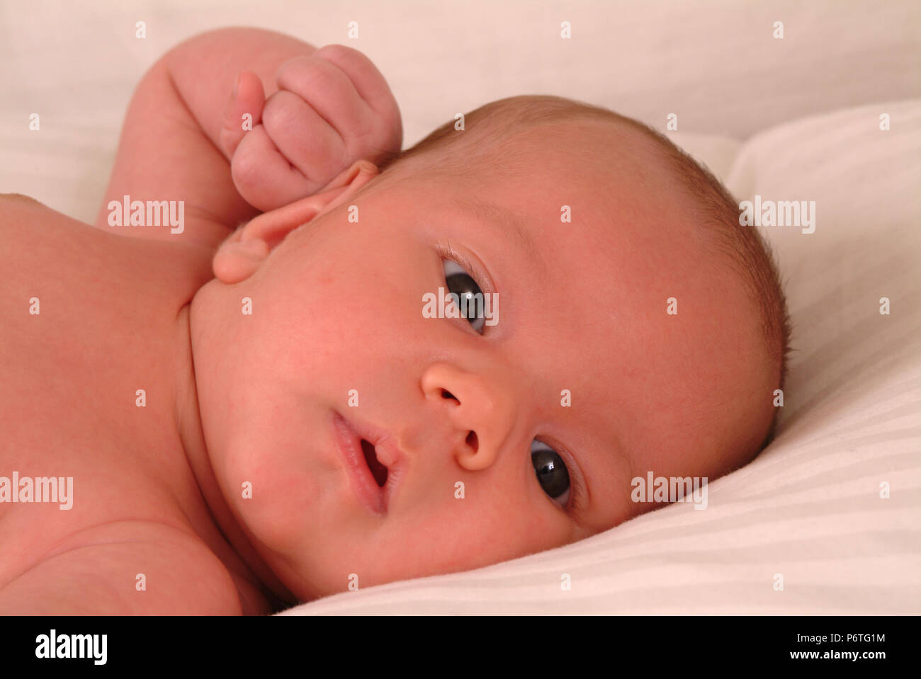 Ritratto di neonato sdraiato sul letto Foto Stock