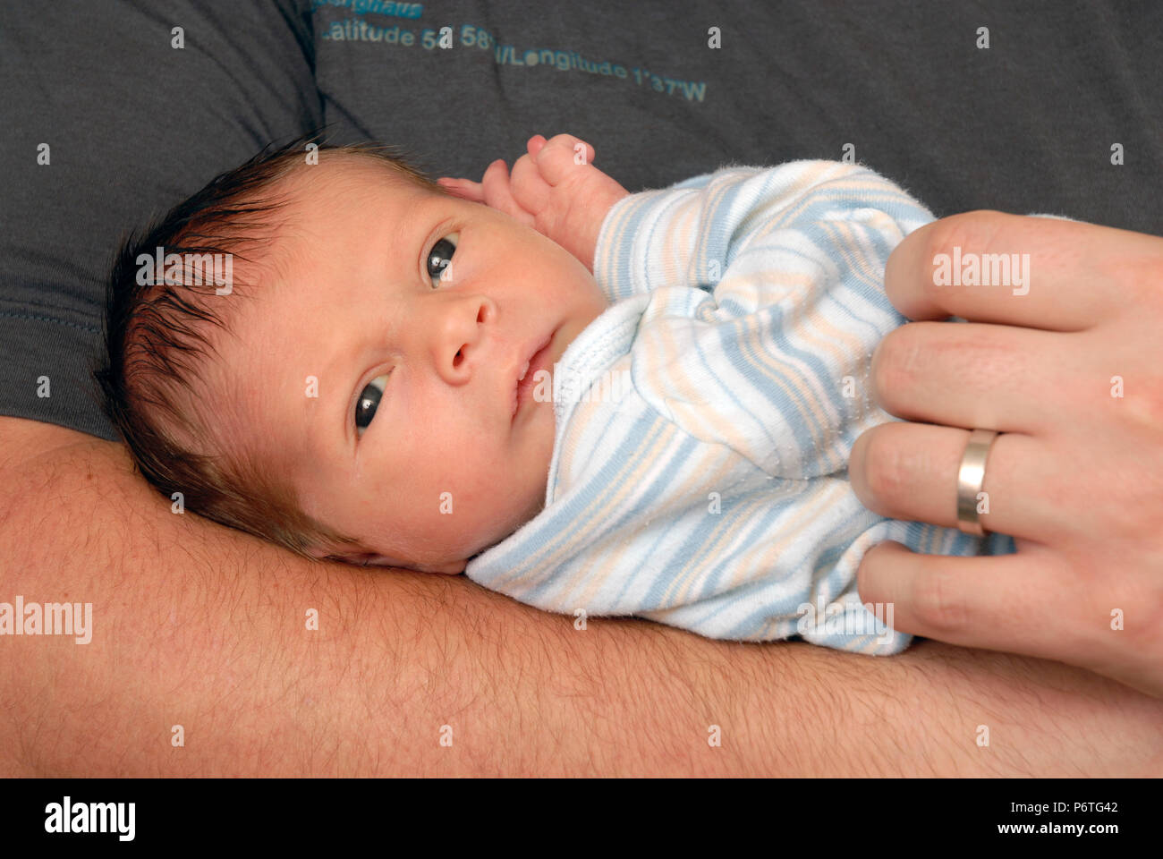 Close up del neonato essendo trattenuto Foto Stock